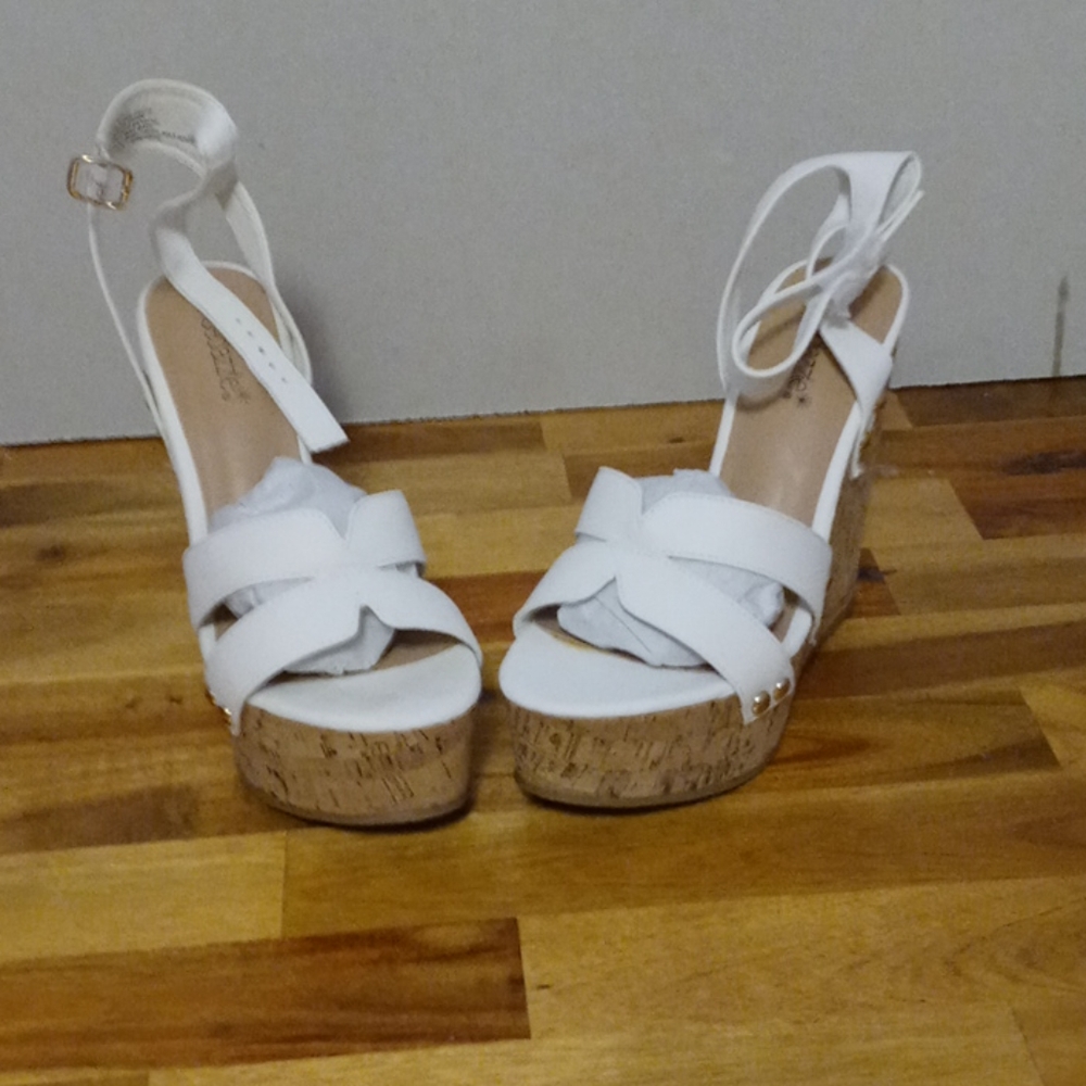KYNDALL,Wedges, 8.5, white, SMOKE-FREE CLOSET! 🚭🛍️ - Picture 2 of 10